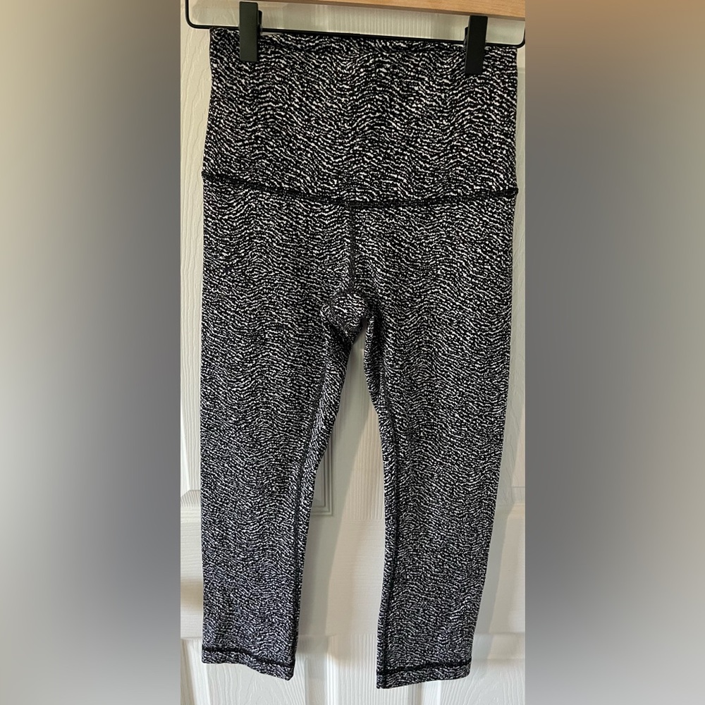 Lululemon Capri’s Sz 4. Black & white